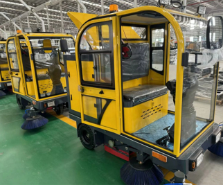 Visita di un cliente africano per una dimostrazione in loco della spazzatrice uomo a bordo