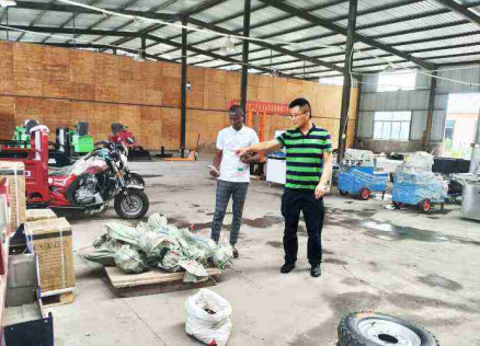 I clienti ivoriani hanno visitato Keruide per ispezionare la spazzatrice e hanno raggiunto un'intenzione di cooperazione sul posto