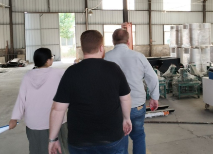 Un cliente brasiliano visita la fabbrica di macchinari pesanti Kereide e firma un contratto di acquisto di una minipala cingolata