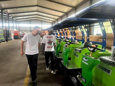 Un partner peruviano di lunga data ispeziona e spedisce spazzatrici uomo a bordo personalizzate presso Keruide