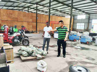 I clienti ivoriani hanno visitato Keruide per ispezionare la spazzatrice e hanno raggiunto un'intenzione di cooperazione sul posto