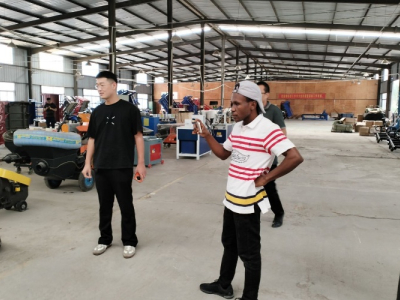 Un cliente ghanese visita Keruide per ispezionare le spazzatrici uomo a bordo e ottiene l'intenzione di ordine in loco