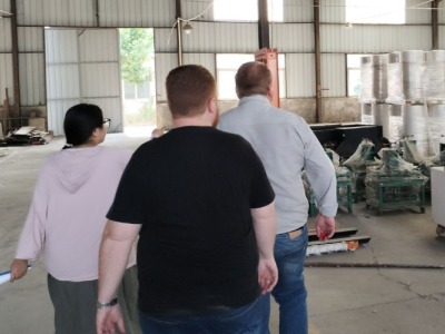 Un cliente brasiliano visita la fabbrica di macchinari pesanti Kereide e firma un contratto di acquisto di una minipala cingolata