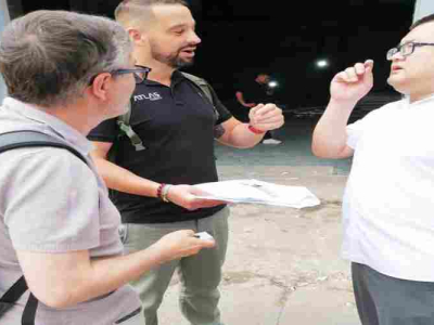 Un cliente spagnolo visita lo stabilimento Keruide e ordina in loco delle spazzatrici auto-ribaltamento