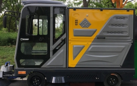 Piccola spazzatrice stradale