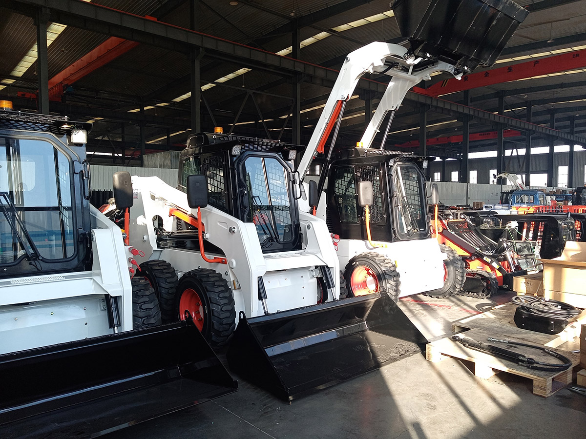 Test di prestazione nel mondo reale durante la visita di un cliente italiano: superare con facilità una fossa profonda 2 metri e una pendenza di 45° Test di prestazione nel mondo reale durante la visita di un cliente italiano: superare con facilità una fossa profonda 2 metri e una pendenza di 45°